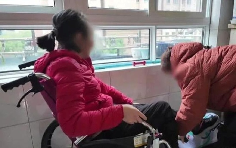 . Bệnh tình trở nặng khiến Lin bị liệt hoàn toàn và không thể chủ động trong các sinh hoạt hàng ngày. Ảnh: Sina.