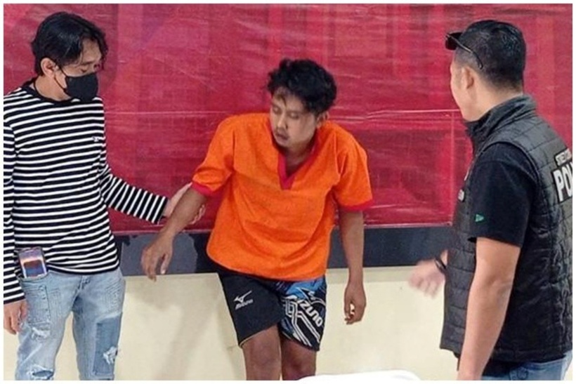 Nghi phạm (mặc áo cam) trong vụ án bị bắt. Ảnh: Tribune News