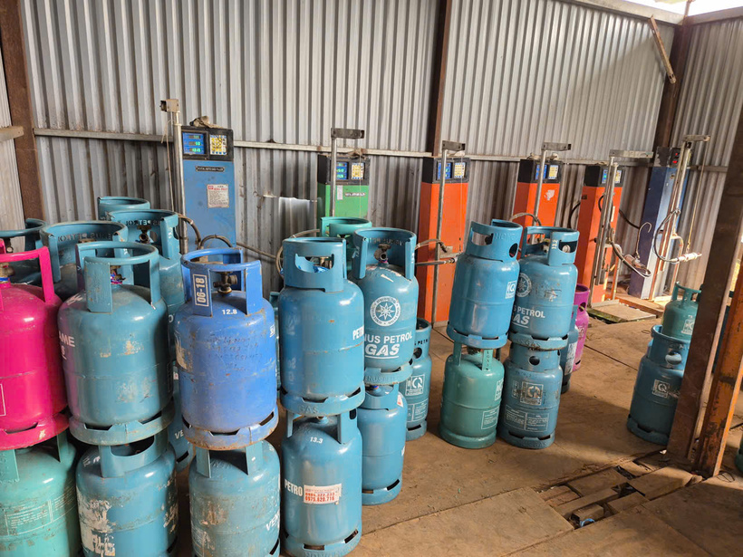 Tang vật vi phạm gồm hàng chục bình gas, thiết bị chiết nạp và bồn chứa lớn bị tạm giữ để phục vụ điều tra. Ảnh: QLTT
