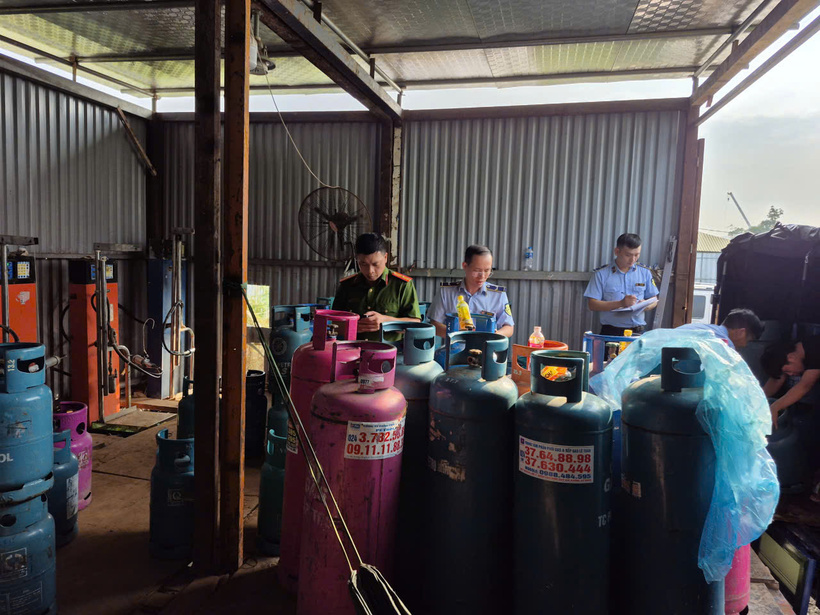 Phát hiện cơ sở sang chiết, kinh doanh khí LPG trái phép tại Hà Nội - 1