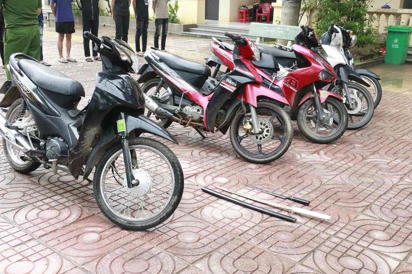 Tang vật, phương tiện các đối tượng sử dụng để gây rối bị công an thu giữ. Ảnh: Lao động