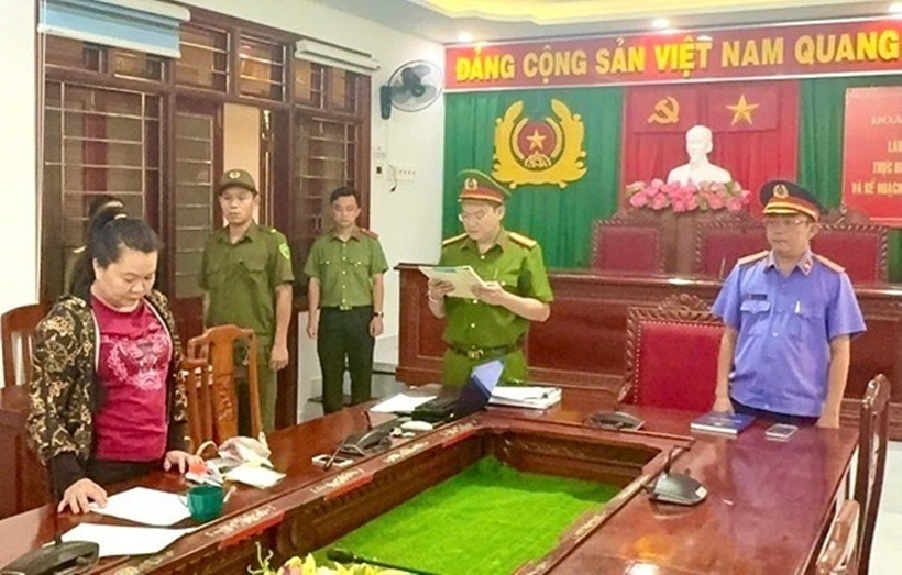 Công an tỉnh thi hành lệnh bắt tạm giam Hồ Thị Mỹ Hạnh. Ảnh: Bái Gia Lai.