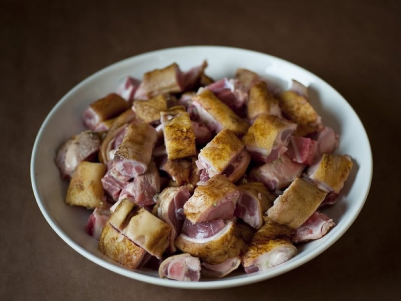 Chuẩn bị chân giò, làm sạch, sơ chế.