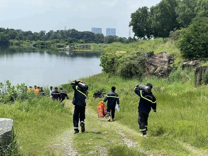 Lực lượng cứu hộ tìm kiếm nạn nhân. (Ảnh: VTC News)