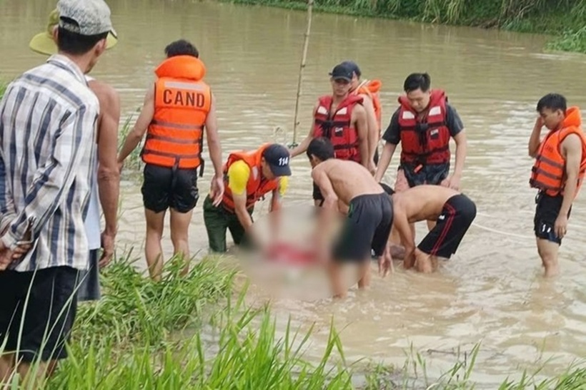 Lực lượng chức năng đã tìm thấy thi thể ông P.H.T sau nhiều giờ nỗ lực tìm kiếm. Ảnh: Báo Lao động.