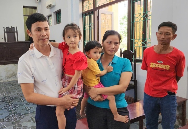 Vợ chồng anh Thái Khắc Thành vui mừng trong khoảnh khắc được miễn trách nhiệm hình sự vụ gà lôi trắng. Ảnh: TTO