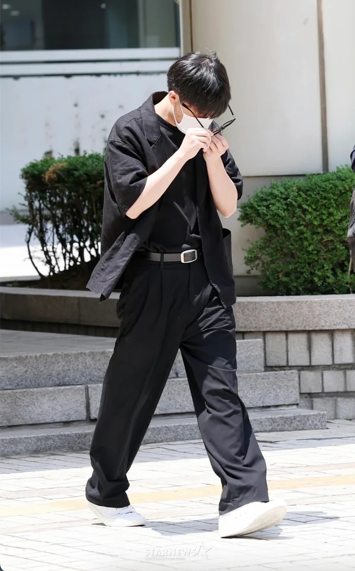 Nam ca sĩ Taeil khi xuất hiện phiên toà diễn ra vào tháng 6. Ảnh: Starnews