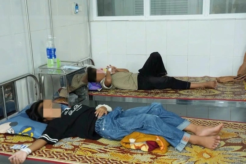 Học sinh nhập viện khi có các triệu chứng ngộ độc thực phẩm ngày 26/9. (Ảnh: Dân Trí).