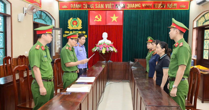 Cơ quan Cảnh sát điều tra đọc quyết định khởi tố bị can đối với Nguyễn Thị Lan, Nguyễn Thị Phương (Ảnh: Công an Hưng Yên).