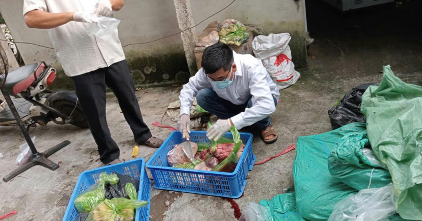 Cơ quan chức năng kiểm tra, thu giữ số thịt lợn thành phẩm nhiễm bệnh tại cơ sở giết mổ của Nguyễn Thị Lan (Ảnh: Công an Hưng Yên).