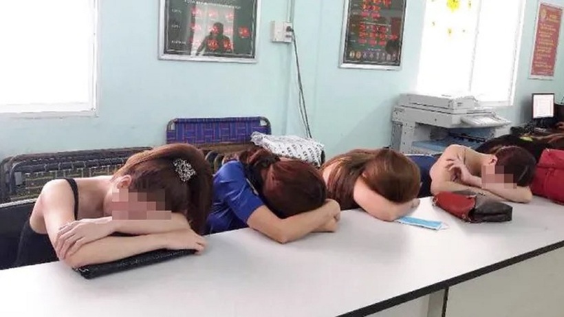 Các chân dài trong đường dây. Ảnh: Tiền Phong