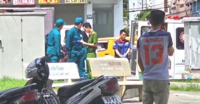 Công an khám nghiệm hiện trường. Ảnh: Thanh niên