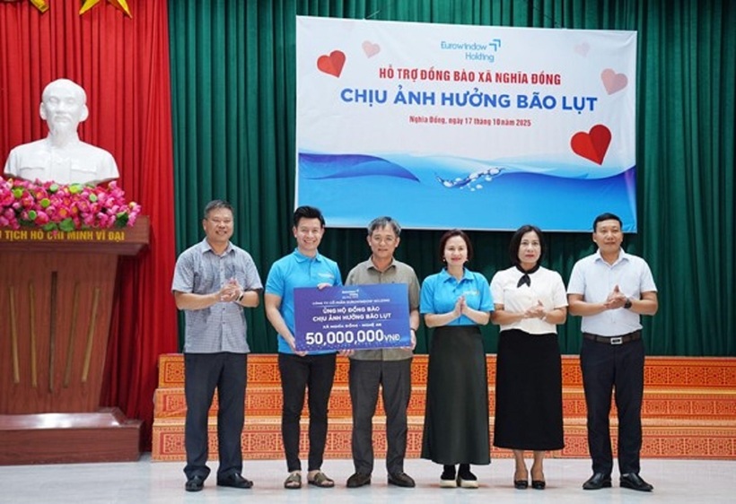 Eurowindow Holding và các đại lý trao quà cho người dân chịu ảnh hưởng bão lũ tại xã Nghĩa Đồng