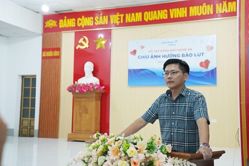 Đồng chí Chu Văn Thuận - Phó Bí thư Thường trực Đảng uỷ xã Nghĩa Hành, bày tỏ sự xúc động và gửi lời cảm ơn tới Eurowindow Holding và các đại lý đã kịp thời hỗ trợ người dân địa phương sau bão