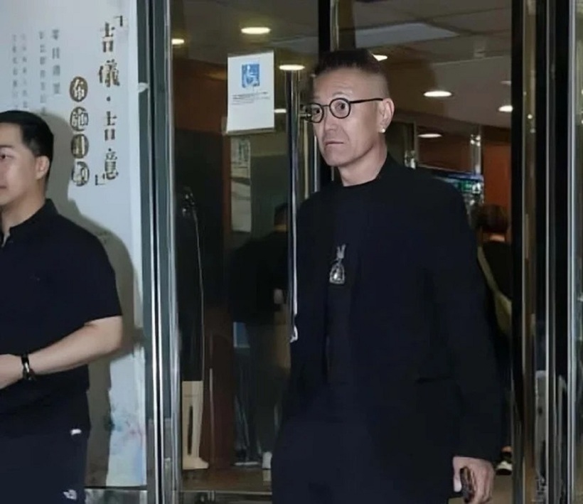 Nghệ sĩ tới lễ tang Đoàn Vĩ Luân. Ảnh: Sohu