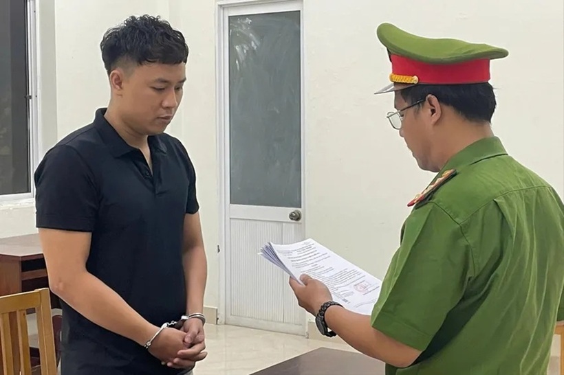 Giả danh công an chặn xe, ép cô gái đi nhậu rồi đưa vào khách sạn. Ảnh: PLO