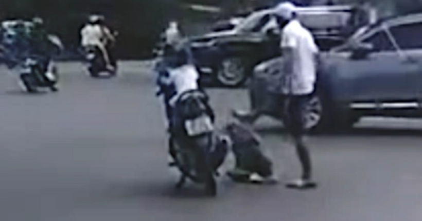 Bé trai bị đá vào đầu giữa đường (Ảnh: Chụp màn hình).