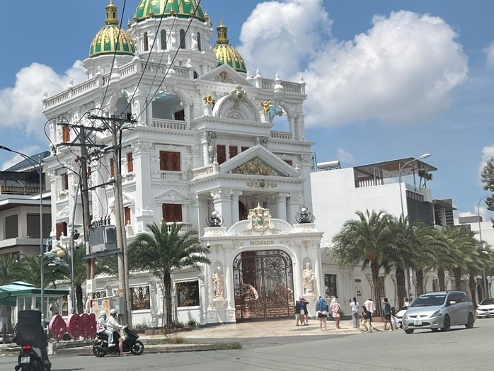 Bất chấp nắng gay gắt, nhiều người chụp ảnh trước dinh thự Ngân Collagen. (Ảnh: Tiền phong)