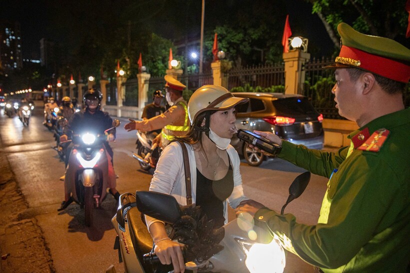 CSGT phối hợp lực lượng Công an cấp xã kiểm soát nồng độ cồn.