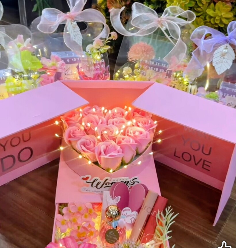 Không chỉ dừng lại ở hoa tươi, thị trường  hoa sáp quà tặng dịp 20/10 năm nay được đánh giá là phong phú và sáng tạo hơn.