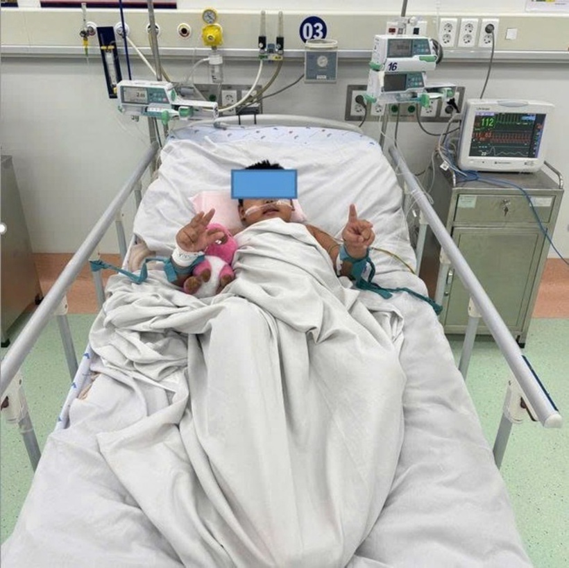 Sau 3 tuần điều trị, bệnh nhi hiện đã tỉnh táo và có thể ăn uống bình thường. Ảnh: Sức khoẻ & Đời sống.