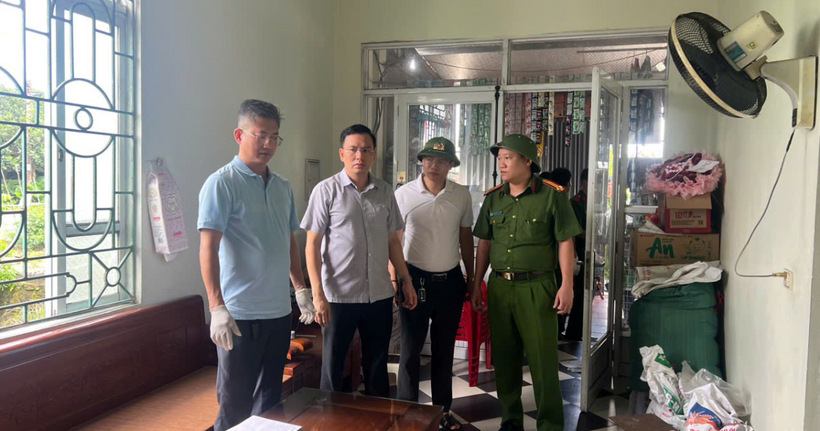 Thượng tá Cù Quốc Thắng, Phó Giám đốc, Thủ trưởng Cơ quan Cảnh sát điều tra Công an tỉnh trực tiếp chỉ đạo công tác điều tra tại hiện trường vụ án.