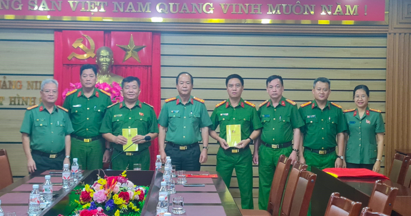 Lãnh đạo Công an tỉnh Quảng Ninh thưởng nóng Phòng Cảnh sát hình sự, Phòng Kỹ thuật hình sự vì có thành tích xuất sắc trong công tác điều tra, truy xét nhanh vụ án.