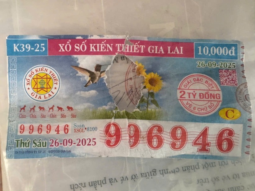 Tờ vé số trúng giải đặc biệt bị rách tạo lỗ thủng ở giữa khiến anh L. chưa thể nhận thưởng. (Ảnh: Tiền phong)