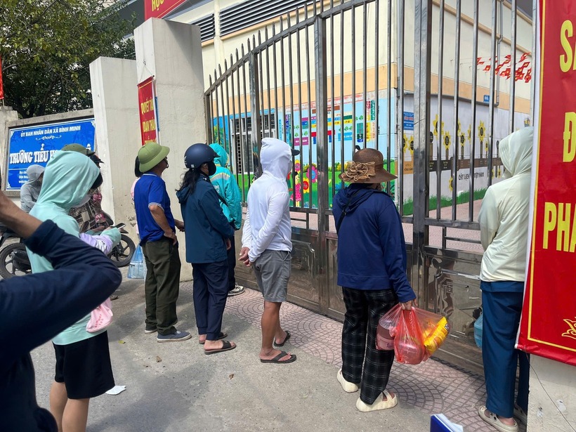 Hình ảnh phụ huynh "đội nắng" mang cơm đến trường cho con tại Trường Tiểu học Cự Khê