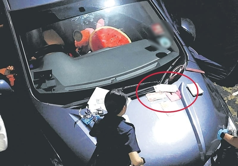 Một người phụ nữ 42 tuổi được phát hiện đã tử vong bên trong một chiếc ô tô cùng nhiều bao lì xì và tiền mặt ở Singapore. Ảnh: Shin Min Daily News