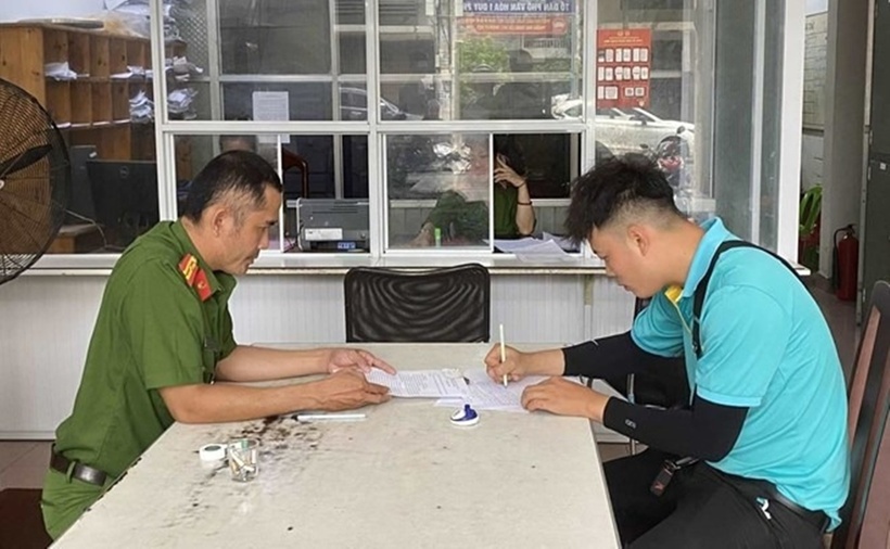 Công an phường Nha Trang tiếp nhận vụ việc cháu bé nghi bị bỏ rơi từ tài xế xe taxi. (Ảnh: Lao động)