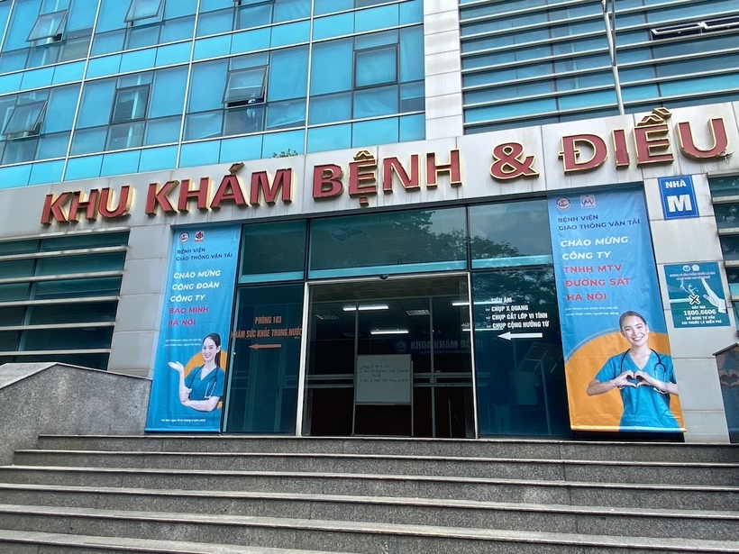 Bệnh viện Giao thông Vận tải lưu ý người tới thăm khám, làm việc không tin tưởng, không giao tiền, không đi theo bất kỳ người lạ nào tự xưng là nhân viên, người quen hoặc trung gian "hỗ trợ"