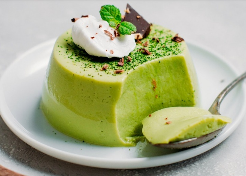 Bánh flan trà xanh là lựa chọn tuyệt vời cho món tráng miệng dễ làm, không cần lò nướng, với hương vị thơm dịu, mát lành. Ảnh minh họa.