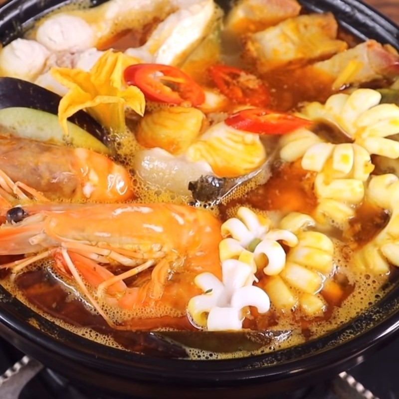 Lẩu mắm miền Tây, với hương vị riêng biệt của mắm và nguồn nguyên liệu đa dạng luôn là món ăn đặc trưng khiến thực khách đến miền sông nước phải "thương nhớ". Ảnh minh họa.