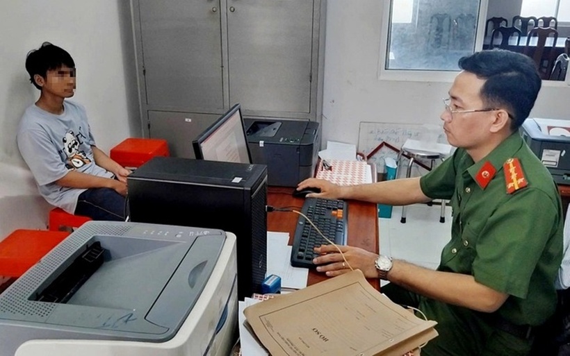 D. tại cơ quan công an. Ảnh: Báo Tuổi trẻ.