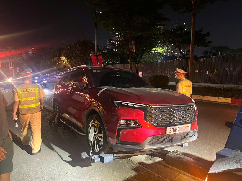 Đội CSGT đường bộ số 6 ở khu vực Nguyễn Xuân Khoát tiến hành xử lý phương tiện vi phạm.