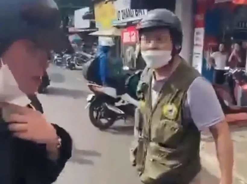 Người đàn ông vô cớ lao vào đánh người giữa đường. Ảnh: PLO.