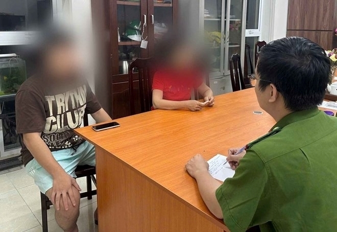 Công an xã Đại Thanh đã tuyên truyền, giải thích cho cháu N và gia đình về thủ đoạn lừa đảo. Ảnh: Lao động