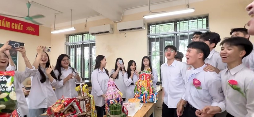 Nam sinh Hà Nội "bê tráp ăn hỏi" tặng quà 20/10 cho cô và bạn nữ gây sốt mạng xã hội. Ảnh: Dân Việt