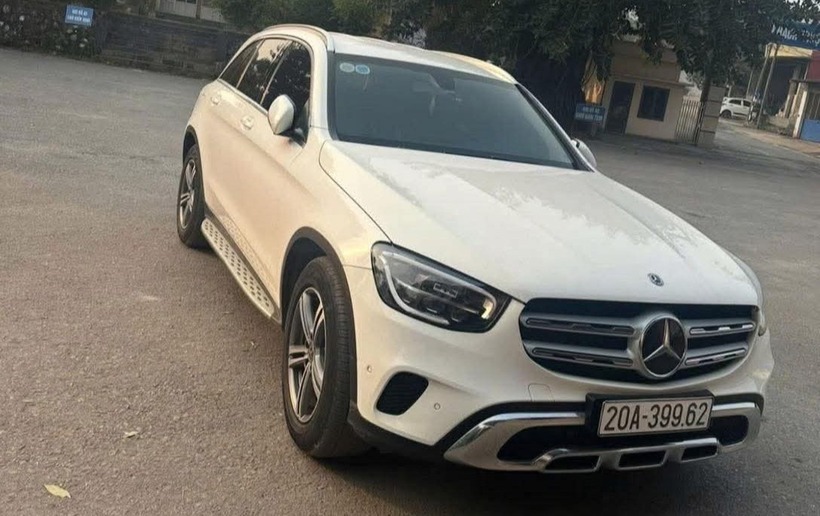 Chiếc xe ô tô của gia đình chị Ngân trước khi bị lũ cuốn trôi. (Ảnh: Tiền phong)