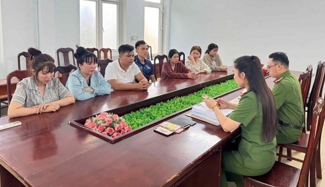 Công an vừa triệt phá đường dây buôn bán thiếu nữ phục vụ quán karaoke ở Đắk Lắk. Ảnh: Lao động