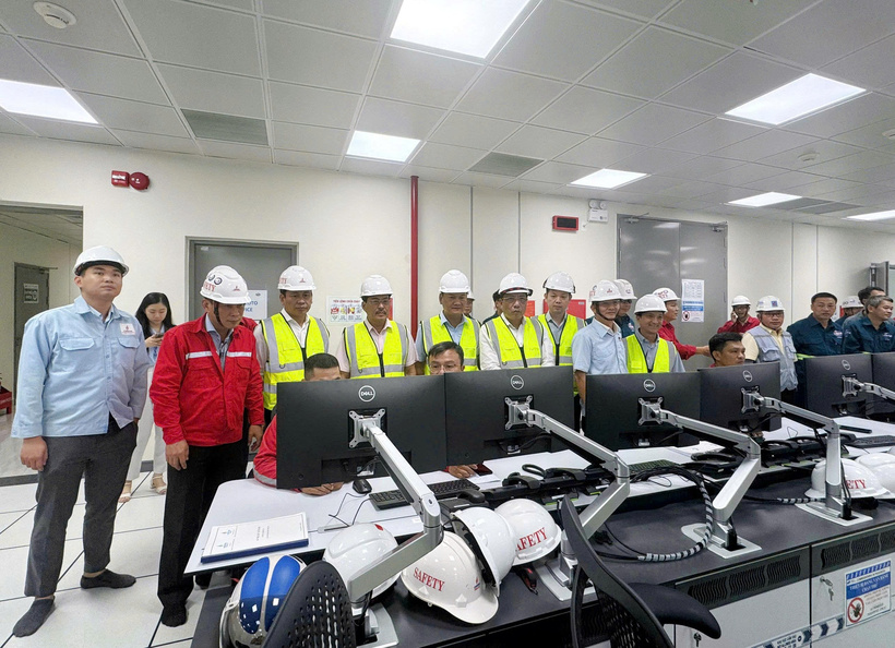 Lãnh đạo PVPower cùng các đại biểu chứng kiến thời điểm Nhà máy điện Nhơn Trạch 4 hòa lưới điện quốc gia