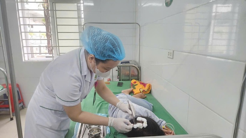 Cháu L. hiện đang được cấp cứu tại bệnh viện. Ảnh: Tiền Phong