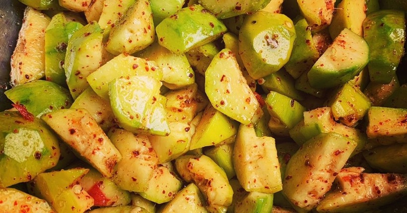 Cóc lắc muối ớt, một món ăn vặt "quốc dân" được giới trẻ cực kỳ yêu thích, có cách làm vô cùng đơn giản, với nguyên liệu đặc trưng là muối Tây Ninh.