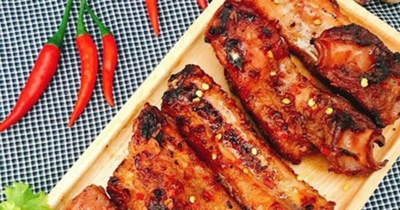 Món sườn nướng sa tế bằng nồi chiên không dầu là một lựa chọn tuyệt vời vì thịt mềm, thơm cay mà lại giảm được lượng dầu mỡ. Ảnh minh họa.