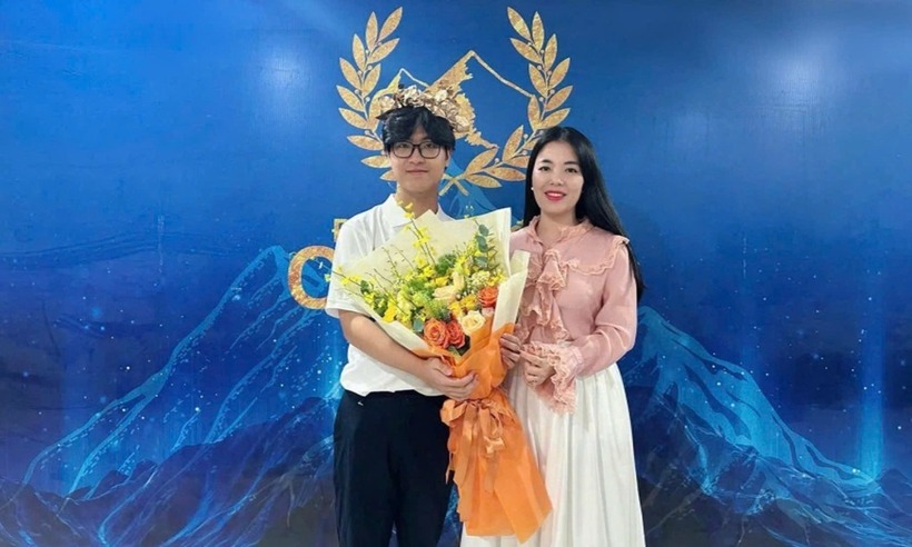 Bảo Khánh và cô chủ nhiệm Bùi Thị Thu Hà. Ảnh: VnExpress