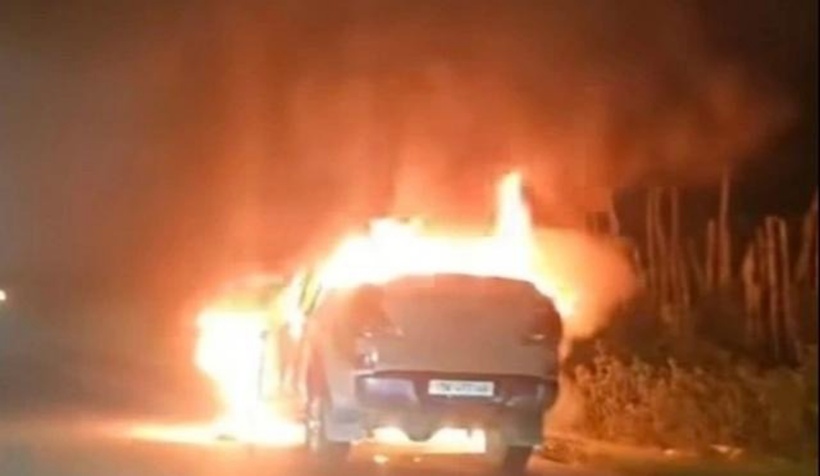 Hiện trường vụ cháy xe bán tải trên đường Hồ Chí Minh (đoạn qua tỉnh Đắk Lắk). Ảnh: Thanh Niên.