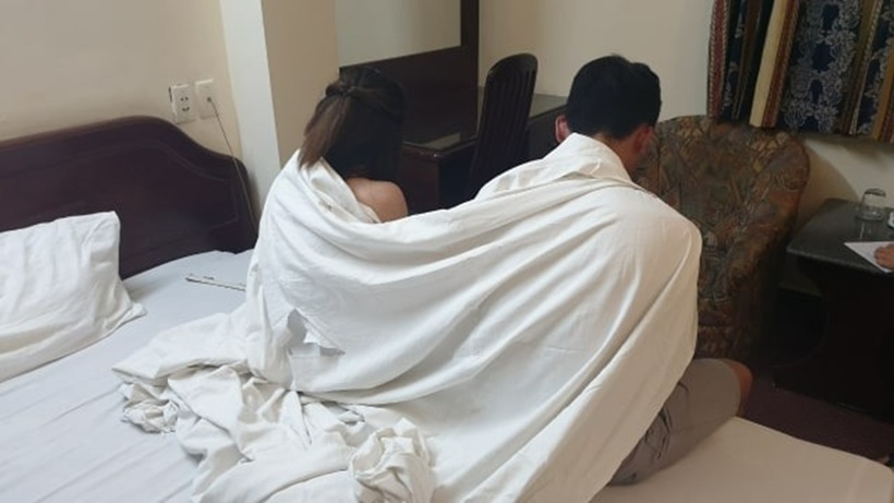 Cặp đôi "vui vẻ" trong khách sạn bị bắt quả tang. Ảnh minh họa