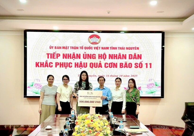 Đại diện KITA Group trao 500 triệu đồng tới Ủy ban Mặt trận Tổ quốc Việt Nam tỉnh Thái Nguyên, nhằm hỗ trợ người dân khắc phục hậu quả sau thiên tai