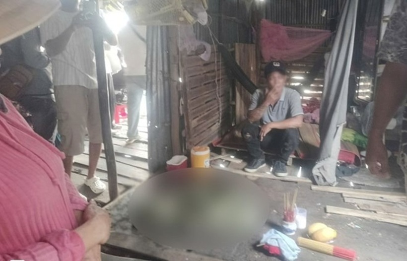 Thi thể cháu bé đã được tìm thấy và đưa về gia đình. Ảnh: Lao động